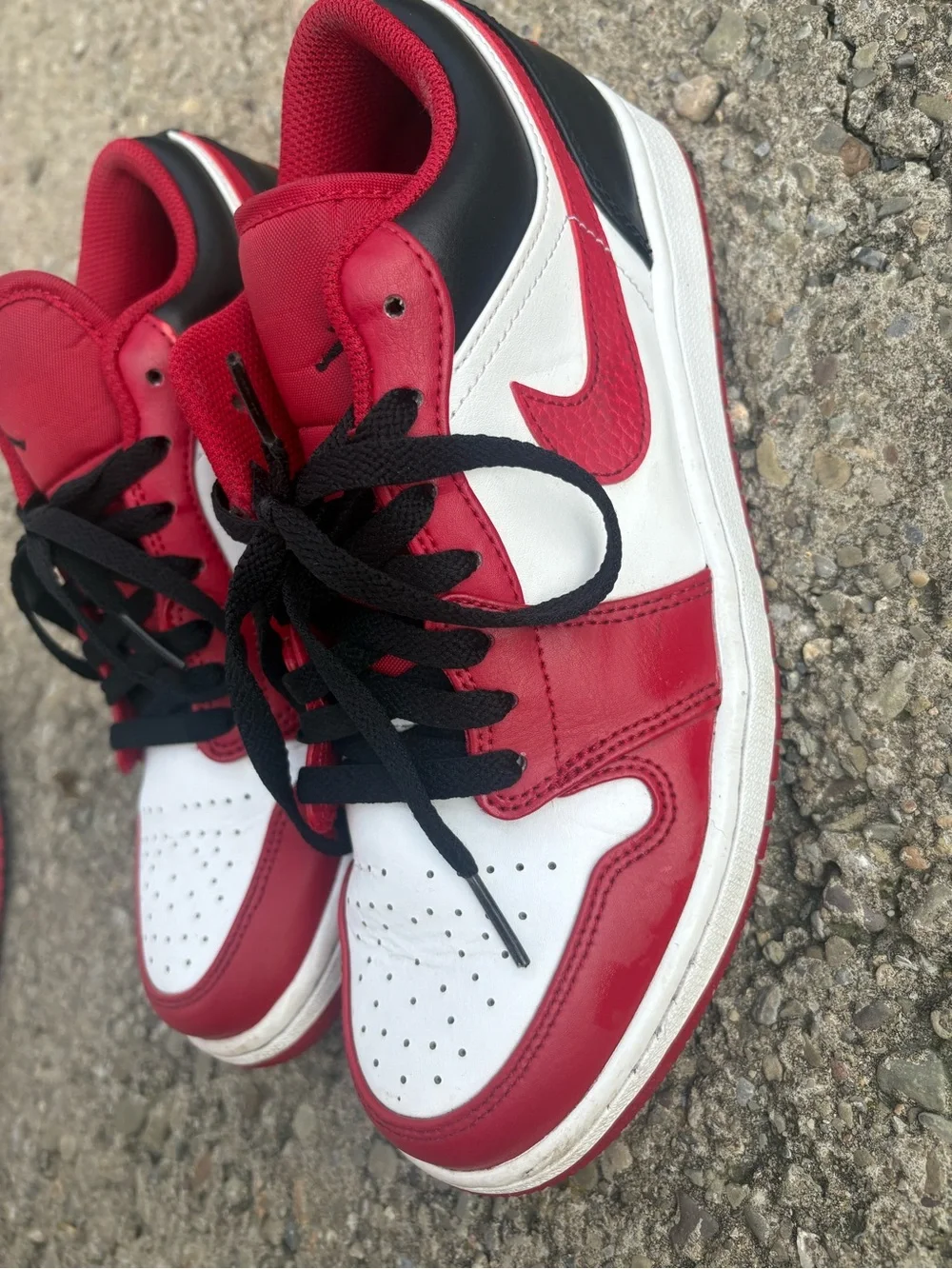 Nike men’s Red, White & Black Low-Top Sneakers